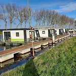 Houseboat Tiny Griffin بوتيل