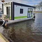 Houseboat Tiny Griffin * نيوبورت