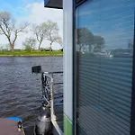 Houseboat Tiny Griffin Botel