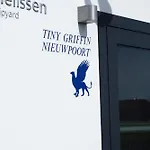 Houseboat Tiny Griffin بوتيل *