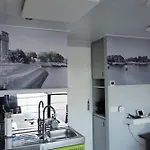 بوتيل Houseboat Tiny Griffin نيوبورت