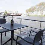 Houseboat Tiny Griffin Botel
