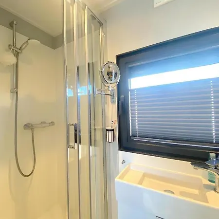 Houseboat Tiny Griffin *