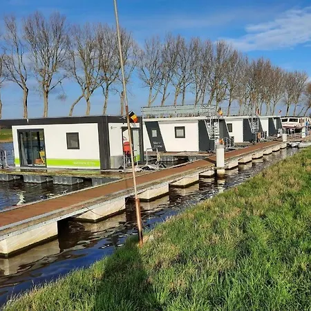 Houseboat Tiny Griffin Botel