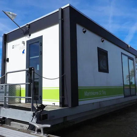 Botel Houseboat Tiny Griffin