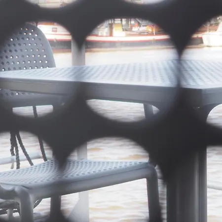 Botel Houseboat Tiny Griffin