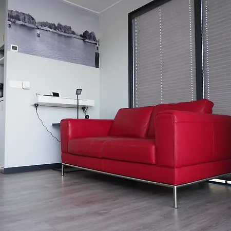 Botel Houseboat Tiny Griffin *