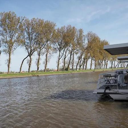 Botel Houseboat Tiny Griffin