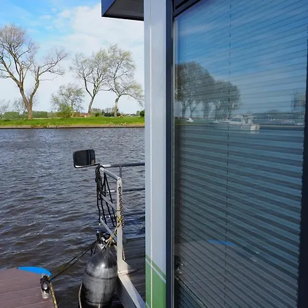 Houseboat Tiny Griffin Botel