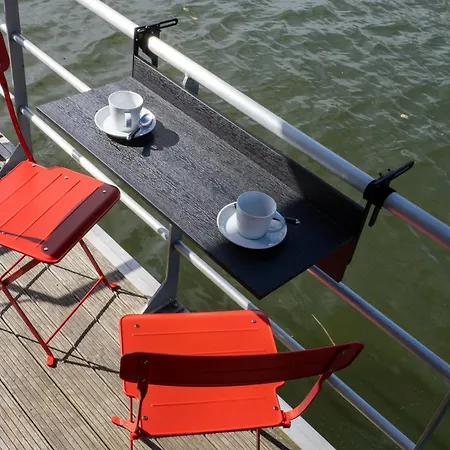 Houseboat Tiny Griffin Botel