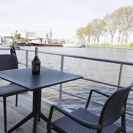 Houseboat Tiny Griffin Botel